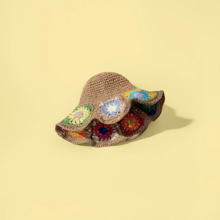 A straw woven floral sun hat for ladies, a summer vacation sun protection straw hat A straw woven floral sun hat for ladies, a summer vacation sun protection straw hat